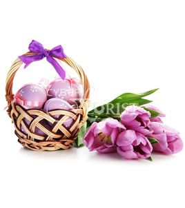 Пасхальные поздравления. Прекрасный способ поздравить близких на Пасху - корзинка пасхальных яиц  и букет свежих тюльпанов.
